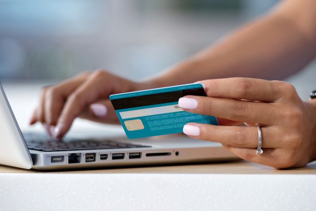 using a credit card to pay for online shopping